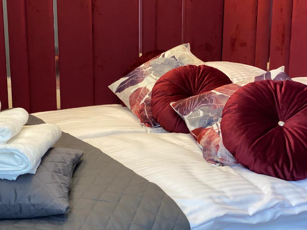 Posteľ alebo postele v izbe v ubytovaní Family & Business Sauna Apartments Sienkiewicza Wesoła No3 - No4 Centrum Downtown - 1-2 Bedroom with Private Sauna, Parking