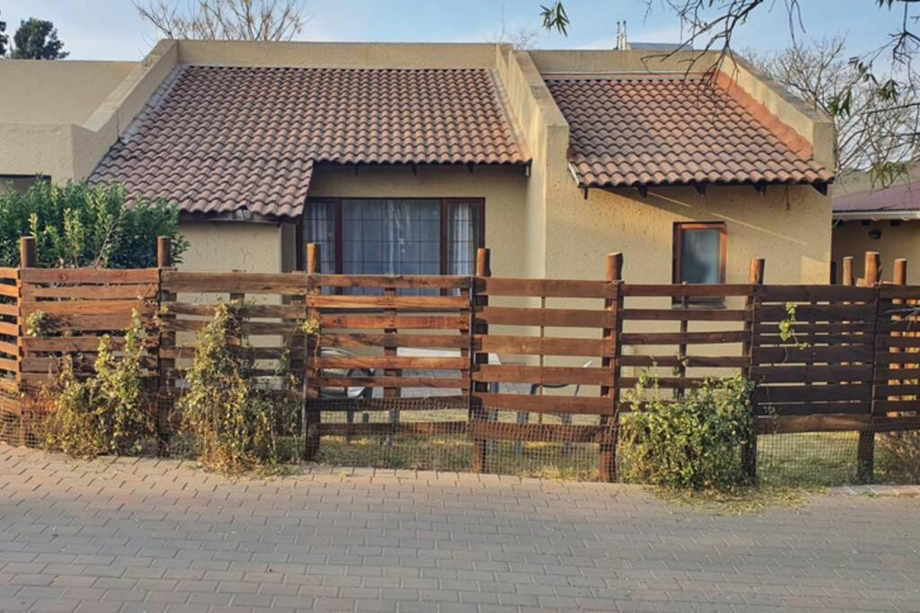 Private Bachelor Apartment 1, Midrand (updated prices 2024)