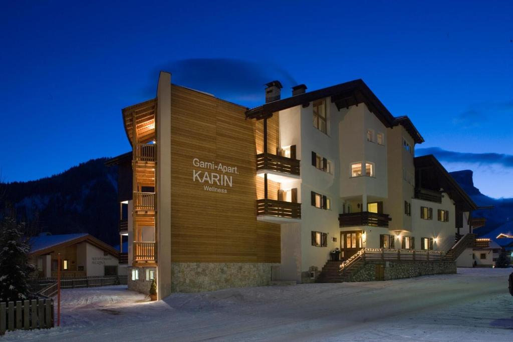 akritkritkrit karavan hotel en la nieve por la noche en Garni Karin, en Corvara in Badia