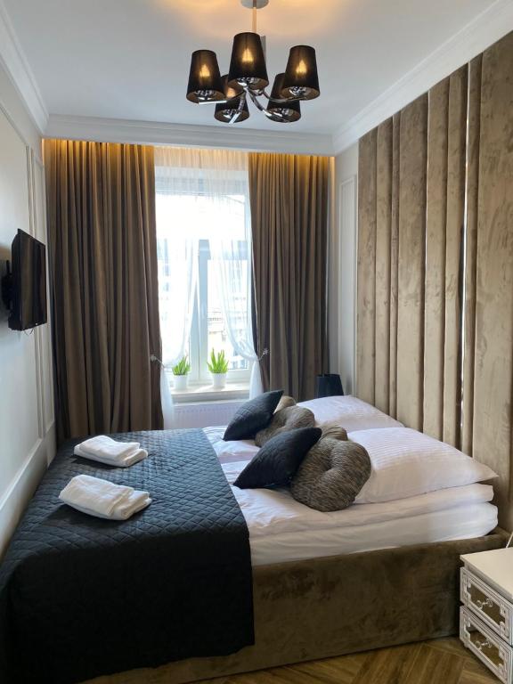 Posteľ alebo postele v izbe v ubytovaní Family & Business Sauna Apartments Sienkiewicza Wesoła No3 - No4 Centrum Downtown - 1-2 Bedroom with Private Sauna, Parking