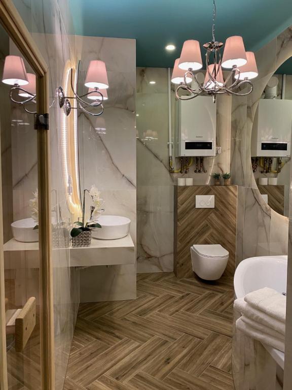 Kúpeľňa v ubytovaní Family & Business Sauna Apartments Sienkiewicza Wesoła No3 - No4 Centrum Downtown - 1-2 Bedroom with Private Sauna, Parking
