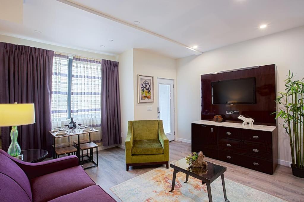 Khu vực ghế ngồi tại Luxurious One Bedroom Suite with Balboa Park View