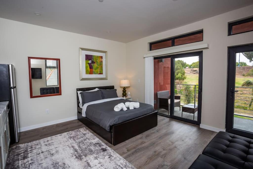 Schlafzimmer mit einem Bett und einer Glasschiebetür in der Unterkunft Studio with Beautiful View next to Downtown in San Diego