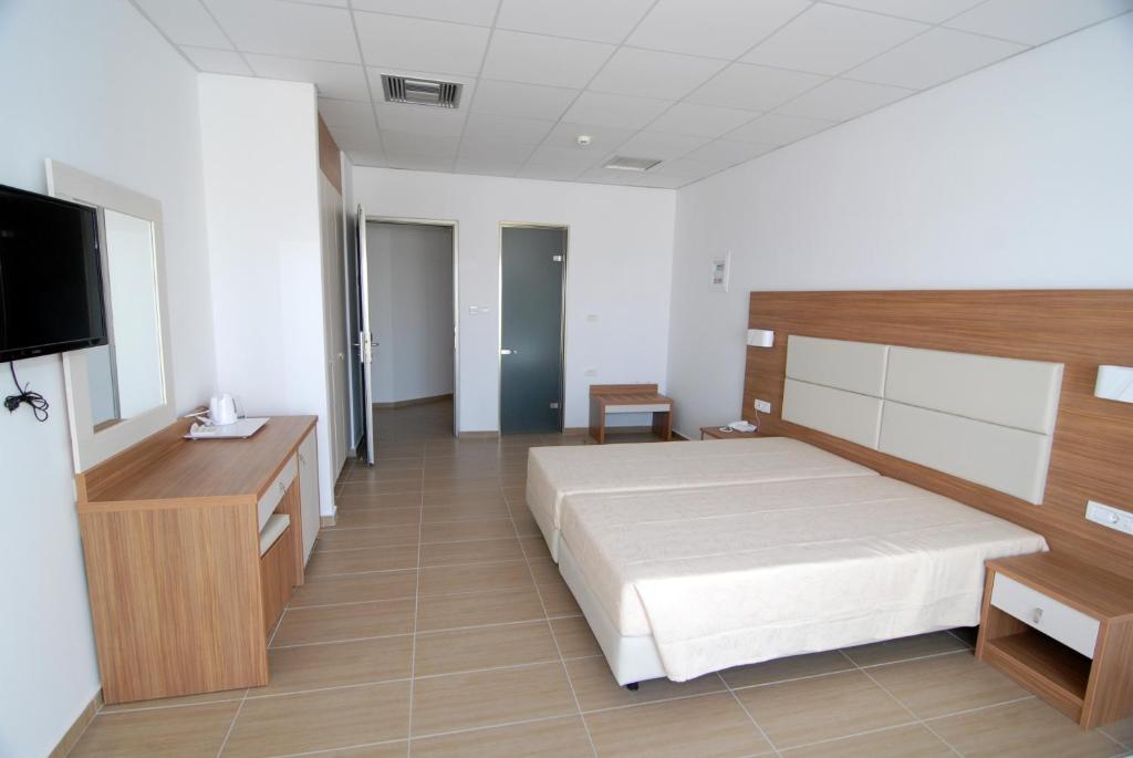 Łóżko lub łóżka w pokoju w obiekcie Royal Bay Suites
