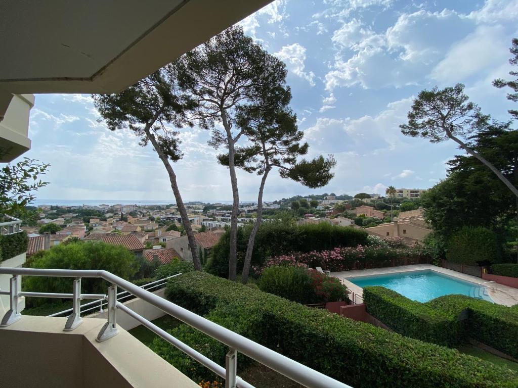 - une vue depuis le balcon d'une maison avec piscine dans l'établissement Le Beauvert - StayInAntibes, à Antibes