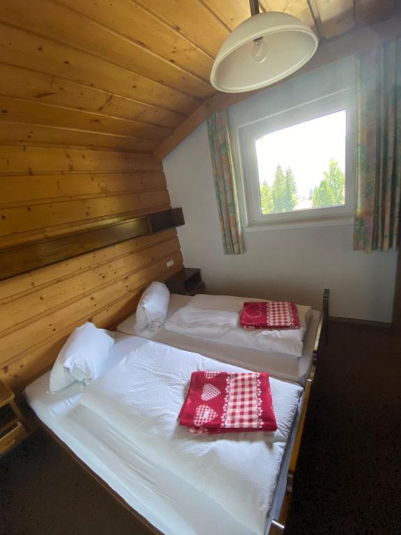 A bed or beds in a room at Appartement Latschen - Ferienhaus