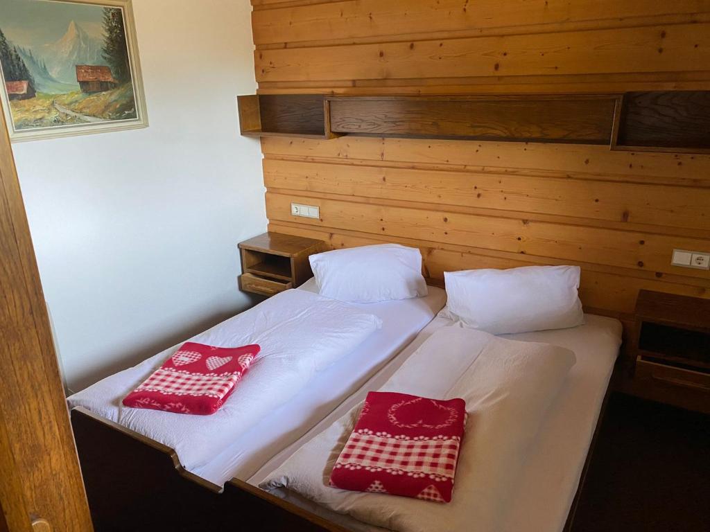 A bed or beds in a room at Appartement Latschen - Ferienhaus