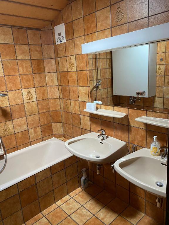 A bathroom at Appartement Latschen - Ferienhaus