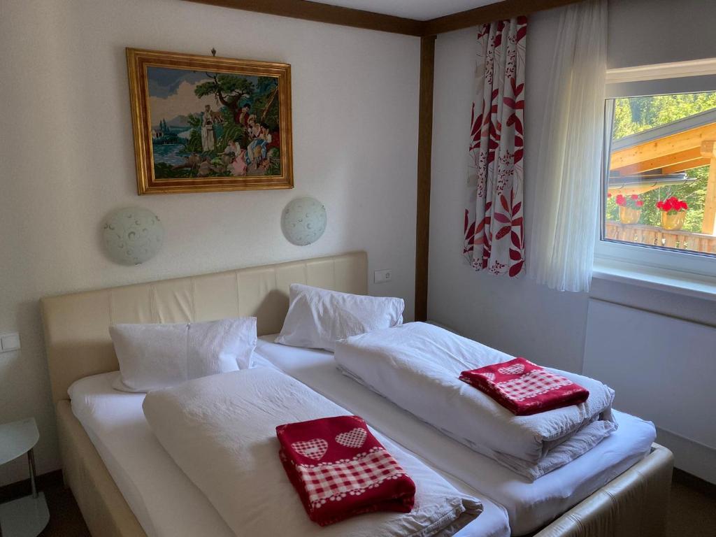 A bed or beds in a room at Appartement Latschen - Ferienhaus