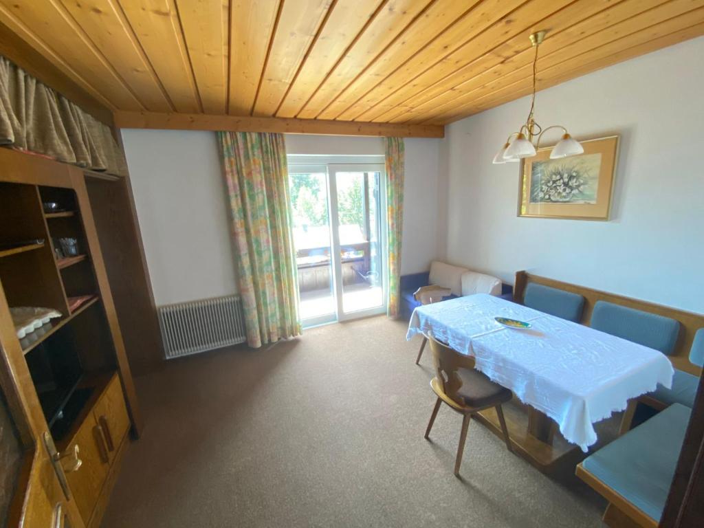 A bed or beds in a room at Appartement Latschen - Ferienhaus