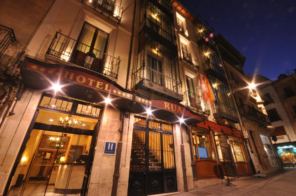 un hôtel avec des lumières sur le côté d'un bâtiment dans l'établissement Hotel Rua Salamanca, à Salamanque