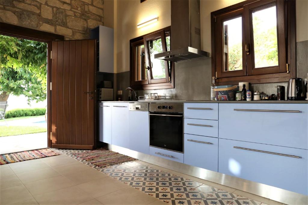 Kuchyň nebo kuchyňský kout v ubytování Kastania Villas- Villa K3