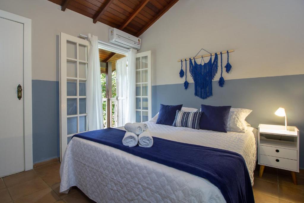 una camera da letto con un letto con scarpe sopra di Estrela do Mar Paraty a Parati