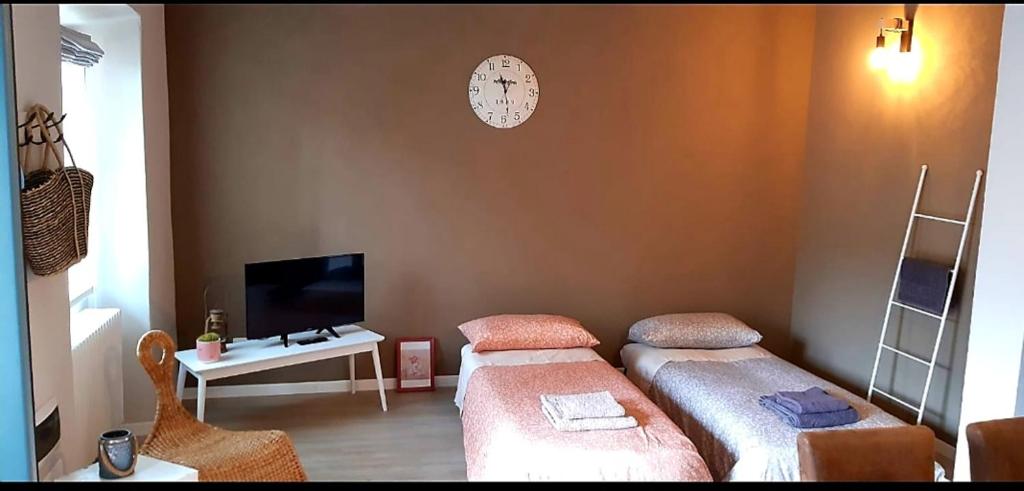 Televízia a/alebo spoločenská miestnosť v ubytovaní Barlume B&B