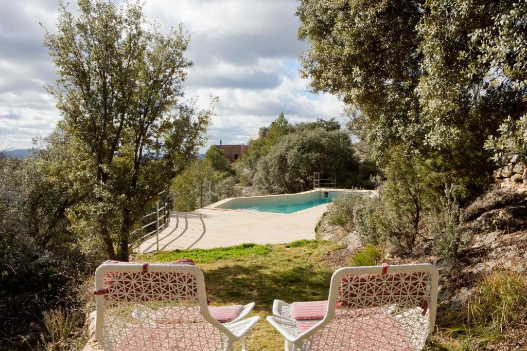 - deux chaises assises à côté de la piscine dans l'établissement Consolación, à Monroyo