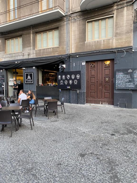 A restaurant or other place to eat at Catania Rooms