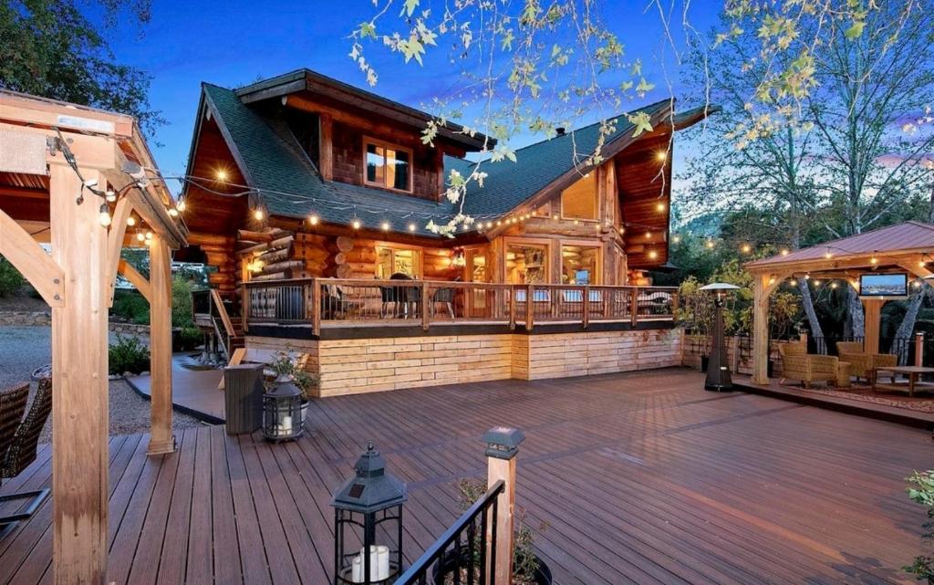 uma grande casa de madeira com um grande deque em Amazing Cabin em El Cajon