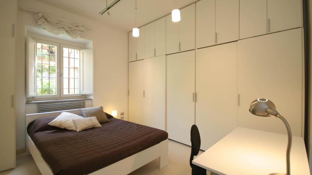 ローマにあるRental in Rome Purificazione apartamentのベッドルーム(ベッド1台、デスク、ランプ付)