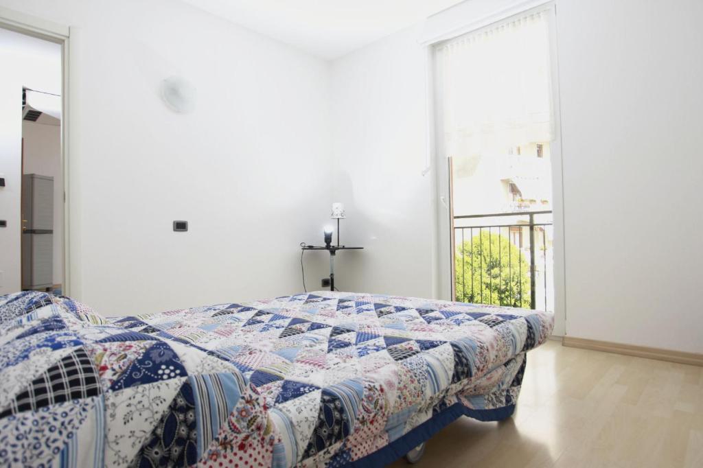 sypialnia z łóżkiem z kołdrą w obiekcie Apartment Lake Maggiore - ITALIA w mieście Maccagno