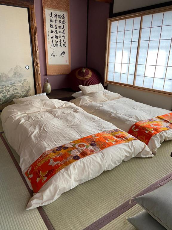 Tempat tidur dalam kamar di Okiya Guest House & Tapas Bar