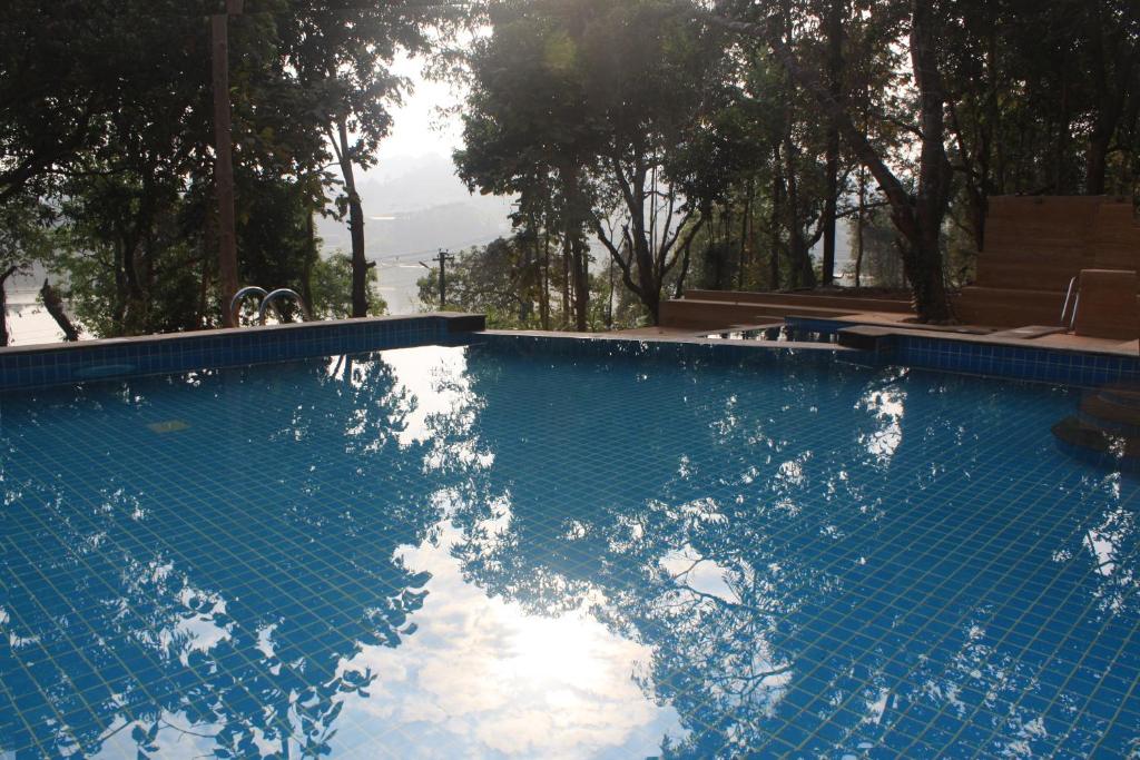 A piscina em ou perto de Nirvana Hill Resort