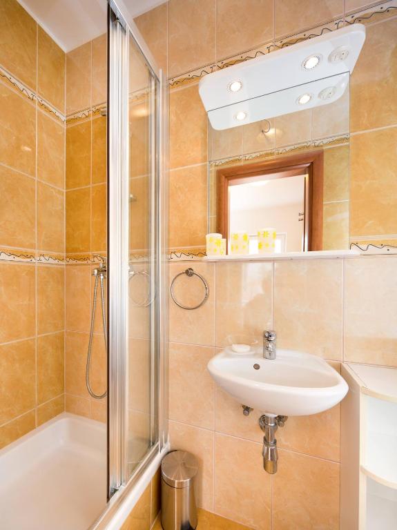 łazienka z umywalką i prysznicem w obiekcie Maki Apartments w Hvarze