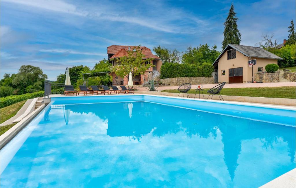 Bazén v ubytovaní 3 Bedroom Pet Friendly Home In Krasic alebo v jeho blízkosti