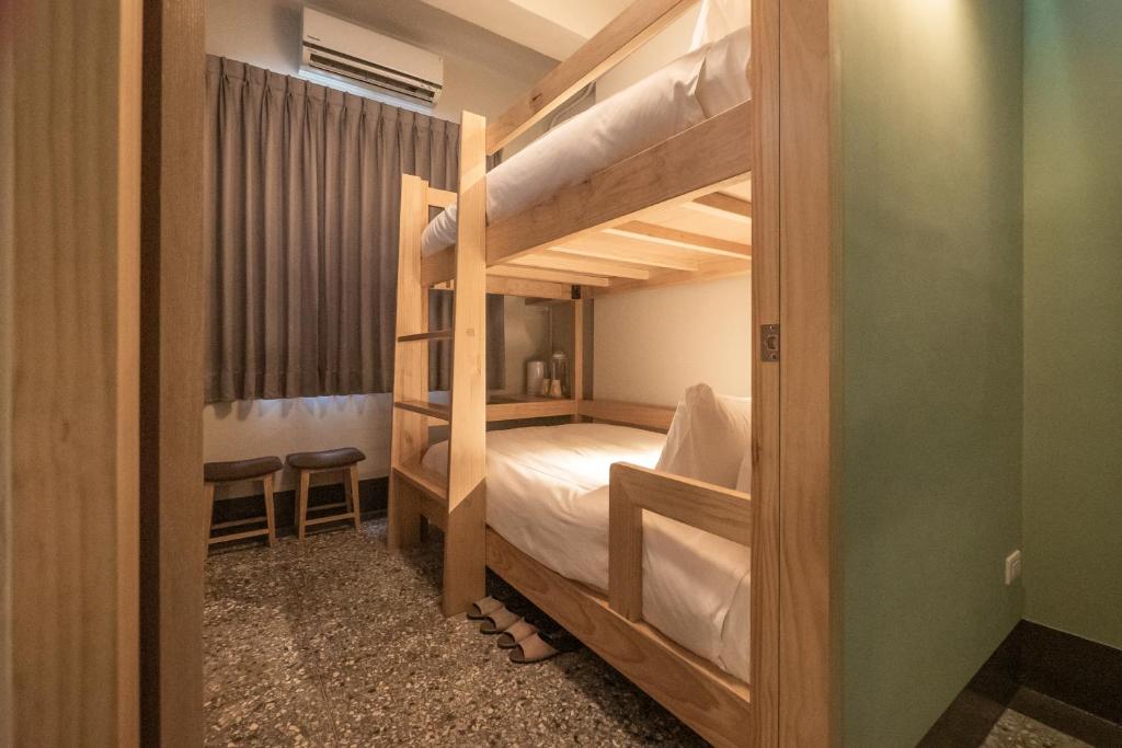 Postel nebo postele na pokoji v ubytování 東皋歇暝-鹿港民宿 Tang-ko Hioh-mî- Lukang Guesthouse