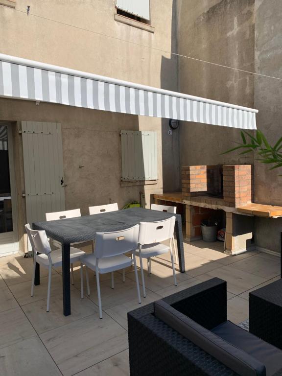 Gallery image of Appartement la corde a linge Gruissan village avec terrasses in Gruissan