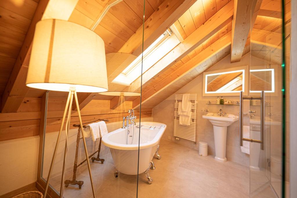 Koupelna v ubytování Hotel Alpenrose mit Gourmet-Restaurant Azalée