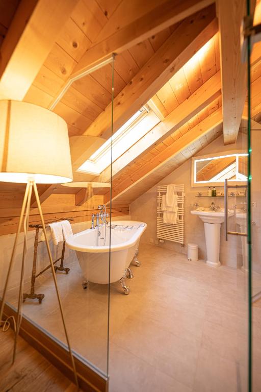 Koupelna v ubytování Hotel Alpenrose mit Gourmet-Restaurant Azalée