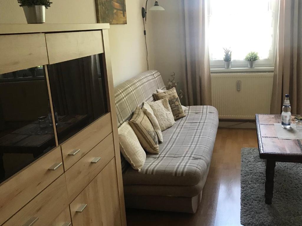 ein Wohnzimmer mit einem Sofa mit Kissen darauf in der Unterkunft Ferienwohnung Familie Müller in Zwickau