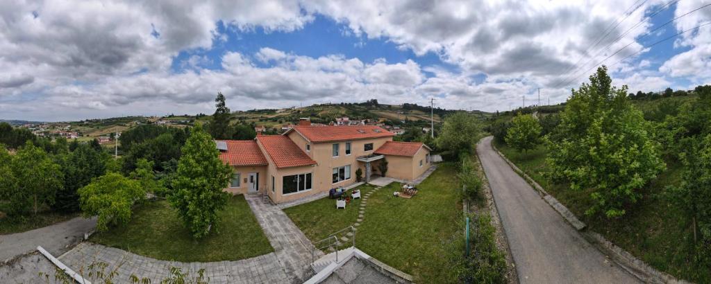 uma vista aérea de uma casa numa colina em Casa Do Colipo na Batalha