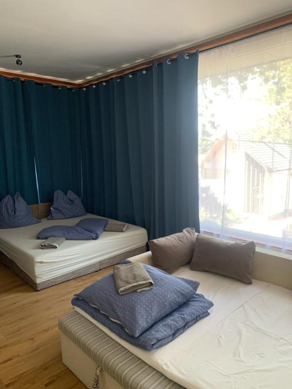 Łóżko lub łóżka w pokoju w obiekcie VilLa AdeLe