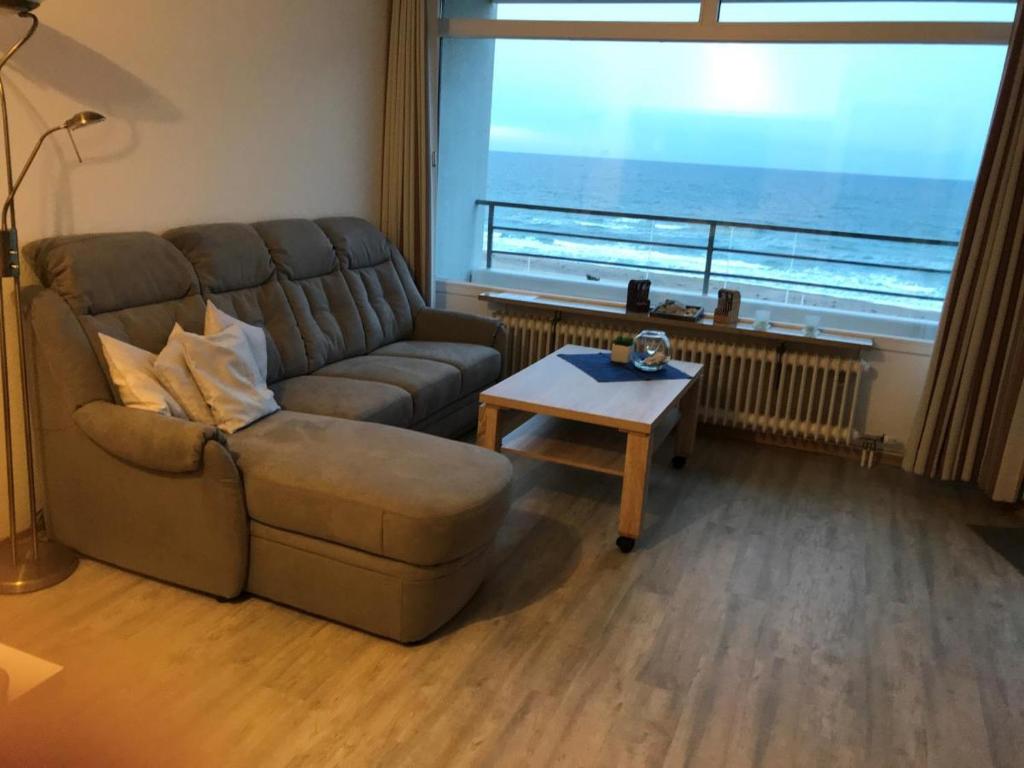 un soggiorno con un divano e un tavolo di Strandhotel Wohnung 61 a Dahme