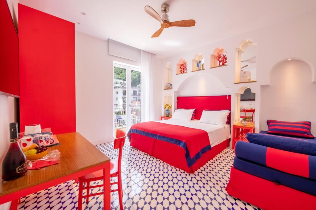 ソレントにあるMaison Laurenのベッドルーム(赤と青のベッド1台、デスク付)