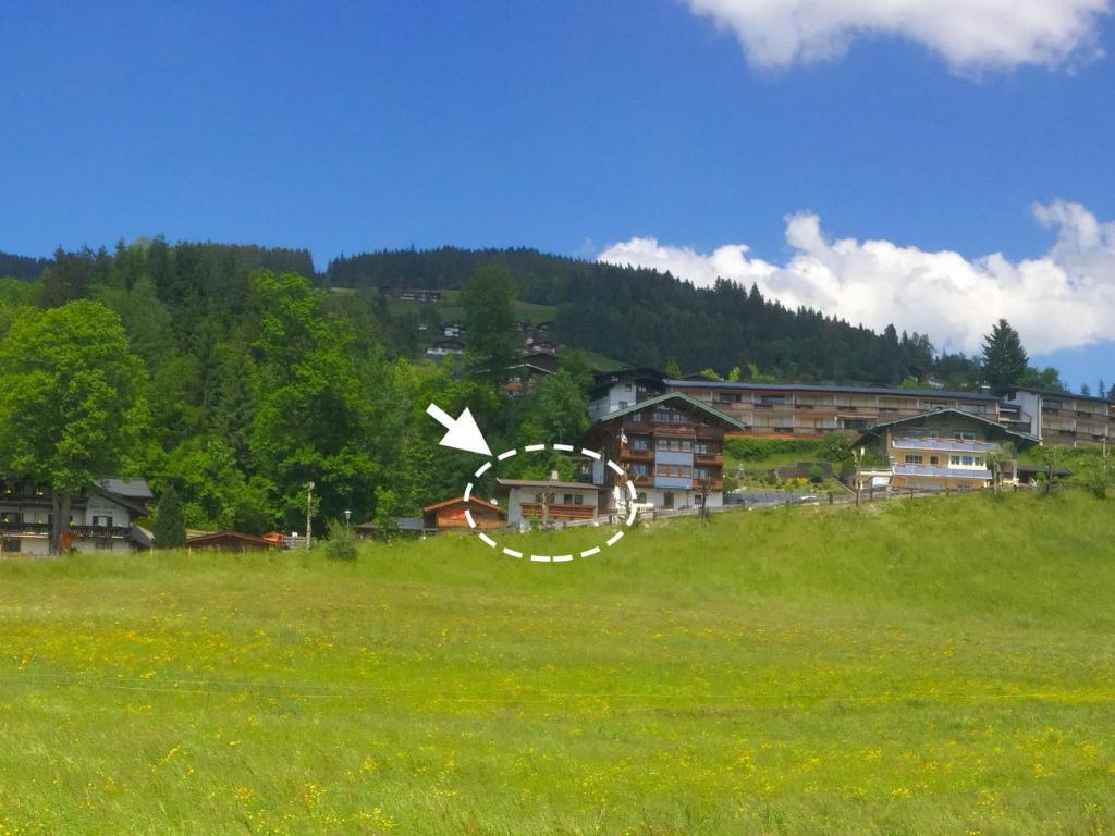 キルヒベルク・イン・チロルにあるApartment Weinbergの町を背景に飛ぶ凧
