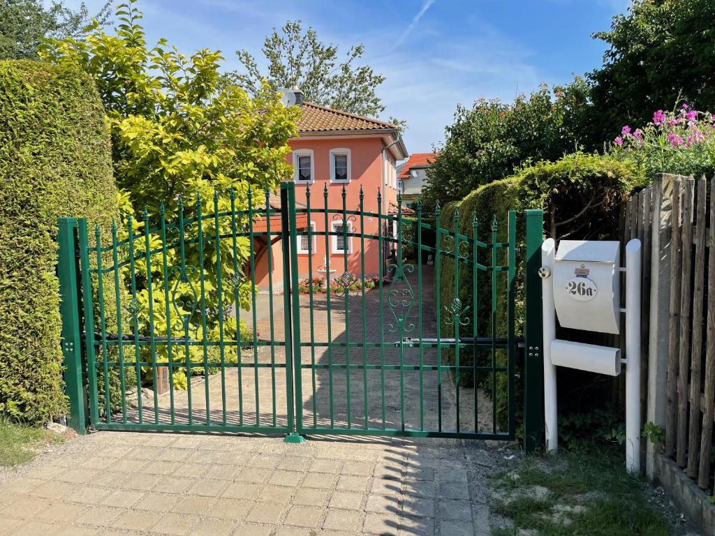a gate to a driveway with a house at Zentrumsnahe Ferienwohnung in Dresden