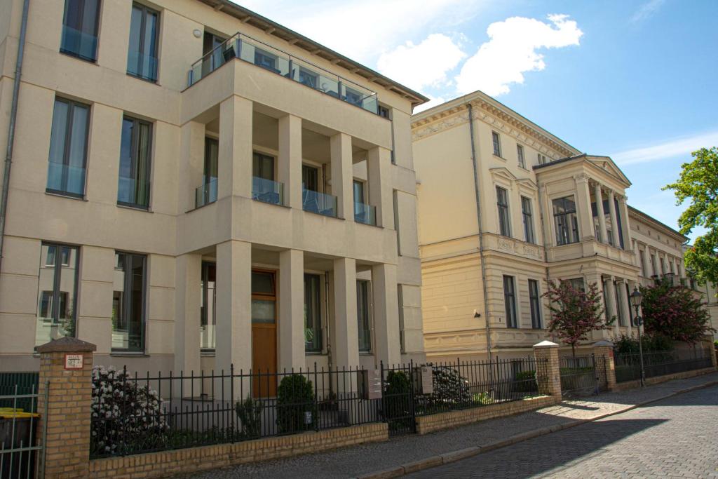 Une rangée de maisons dans une rue dans l'établissement Boarding-Potsdam, à Potsdam