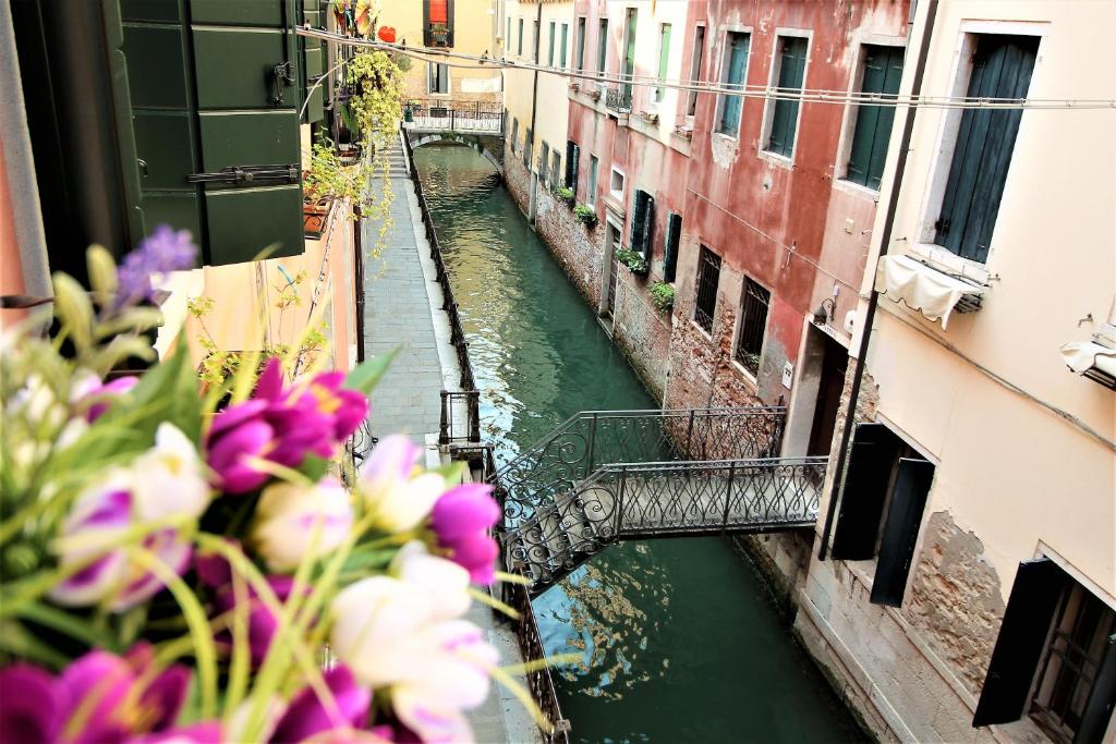 תמונה מהגלריה של Charming canal view San Marco apartment בונציה