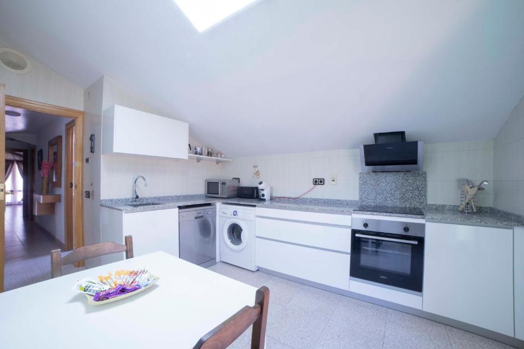 A kitchen or kitchenette at TurJalon - Apartamentos