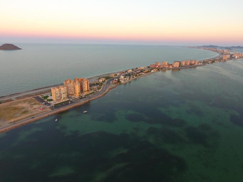 Vue aérienne d'une ville dans l'eau dans l'établissement La Manga Principe Relax Ferienwohnung am Strand mit exklusiver Ausstattung, à Los Narejos
