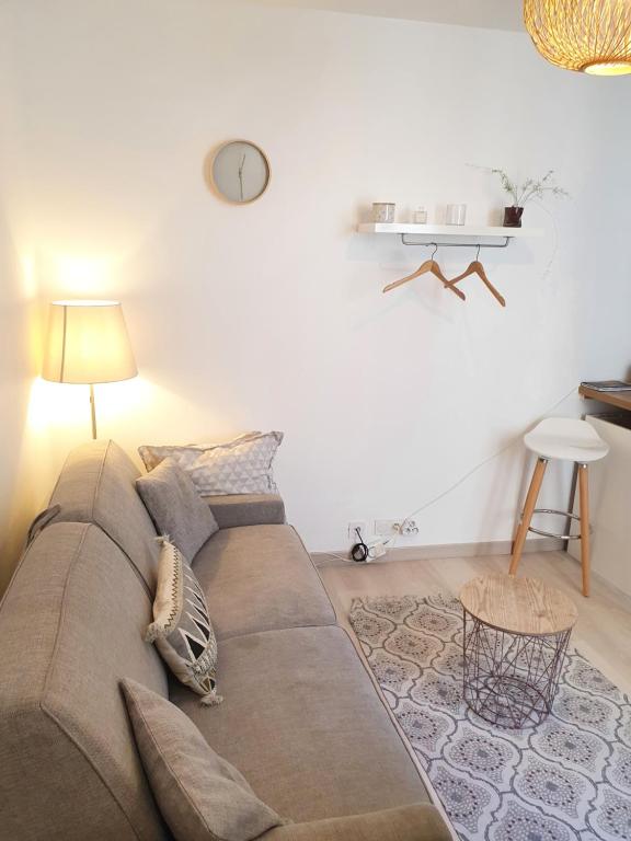 un salon avec un canapé et une table dans l'établissement Home Sweet Home Champs Elysées, à Paris