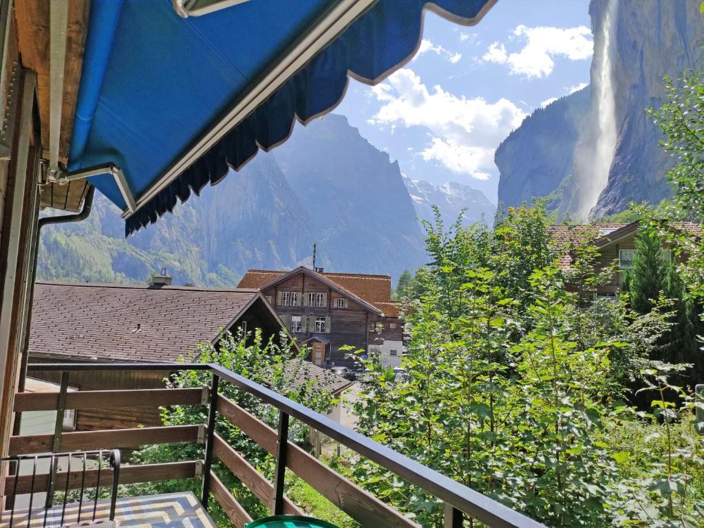 Nespecifikovaný výhled na hory nebo výhled na hory při pohledu z hotelu