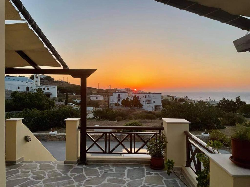 - un coucher de soleil depuis le balcon d'une maison dans l'établissement Theodorou, à Azolimnos