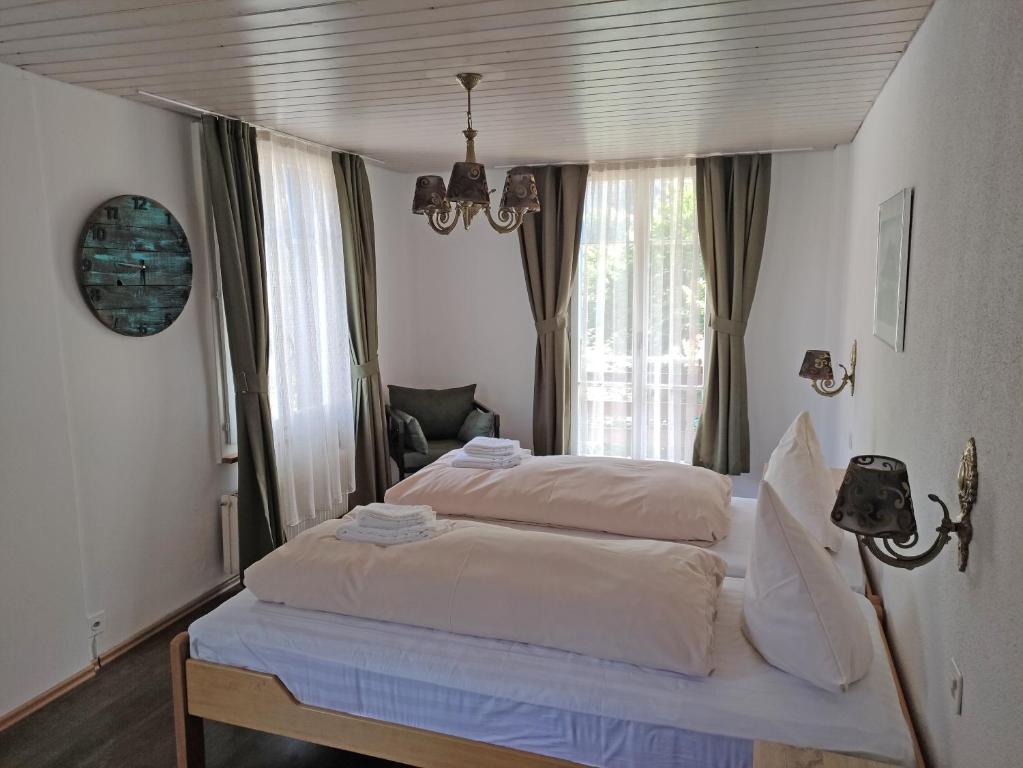 Postel nebo postele na pokoji v ubytování Hotel Restaurant Jungfrau