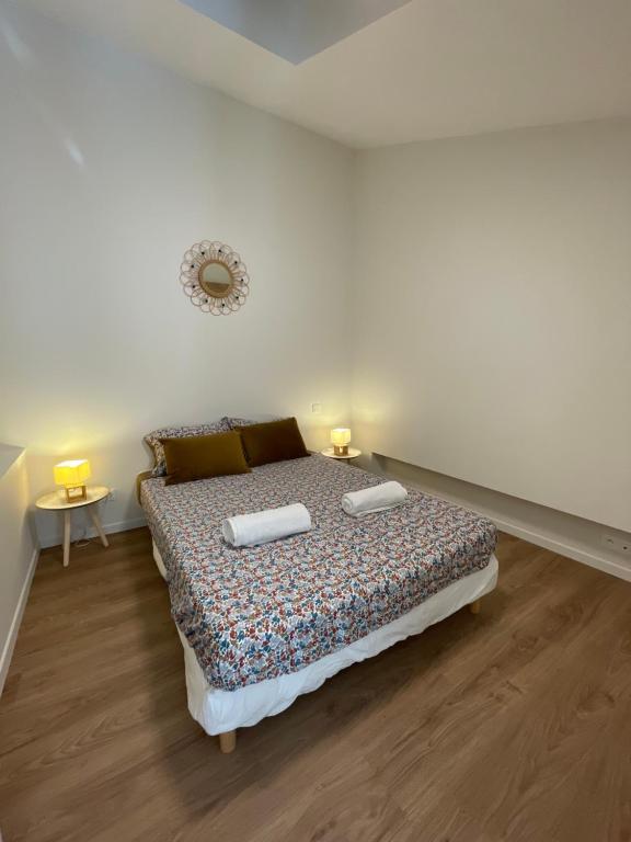 une chambre avec un lit avec deux oreillers dessus dans l'établissement ALBIAPPART HYPER CENTRE, à Albi