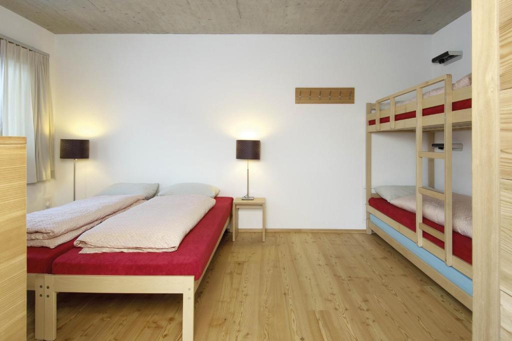 Postel nebo postele na pokoji v ubytování Scuol Youth Hostel
