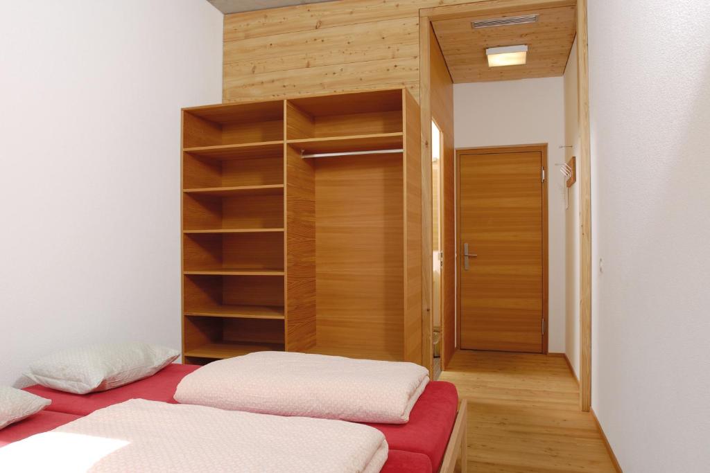 Postel nebo postele na pokoji v ubytování Scuol Youth Hostel