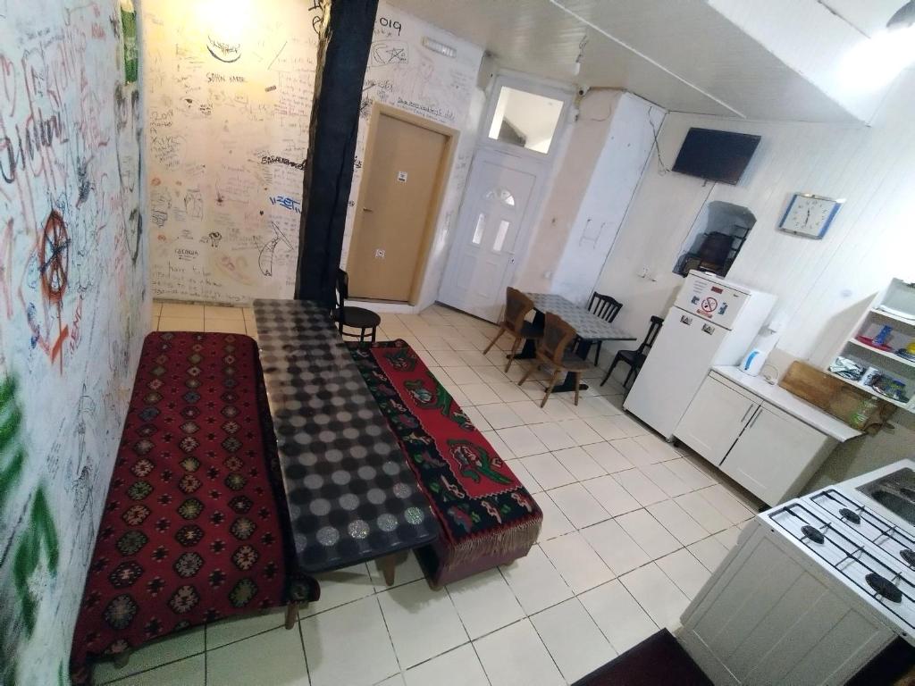un soggiorno con divano e tavolo di Ljubicica Hostel a Sarajevo